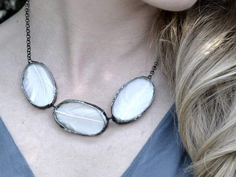 Naszyjnik z trzema białymi piórami (oprawa w kolorze ciemnego srebra)