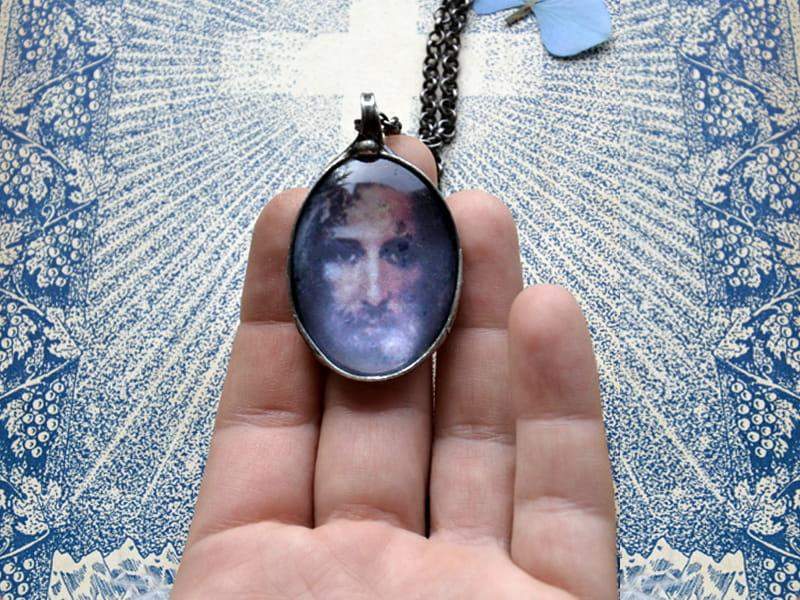 Naszyjnik z wizerunkiem Jezusa (w kolorze ciemnego srebra)