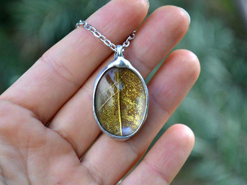 Naszyjnik ze złotym listkiem (w kolorze srebrnym)
