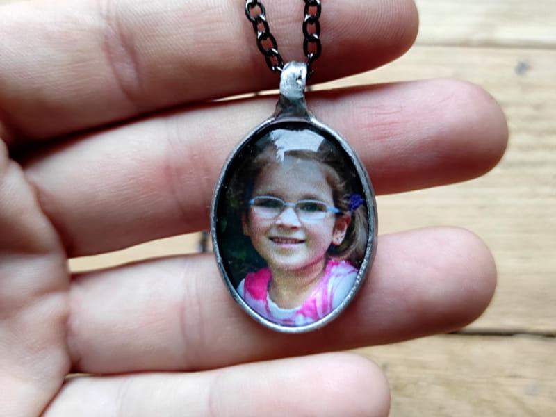 Naszyjnik ze zdjęciem większy (oprawa w kolorze ciemnego srebra