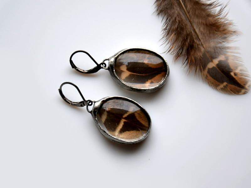 Naturalne kolczyki z brązowymi piórkami (w kolorze ciemnego srebra)