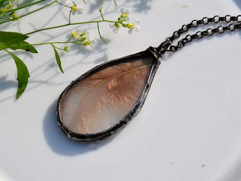 Naturalny naszyjnik z beżowym piórem (oprawa w kolorze ciemnego srebra)