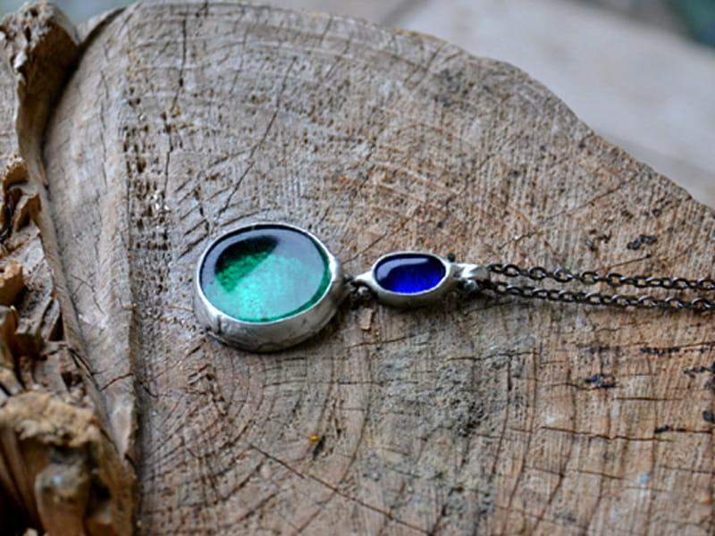 Niebanalny naszyjnik z butelkową zielenią i  szafirem (w kolorze ciemnego srebra)