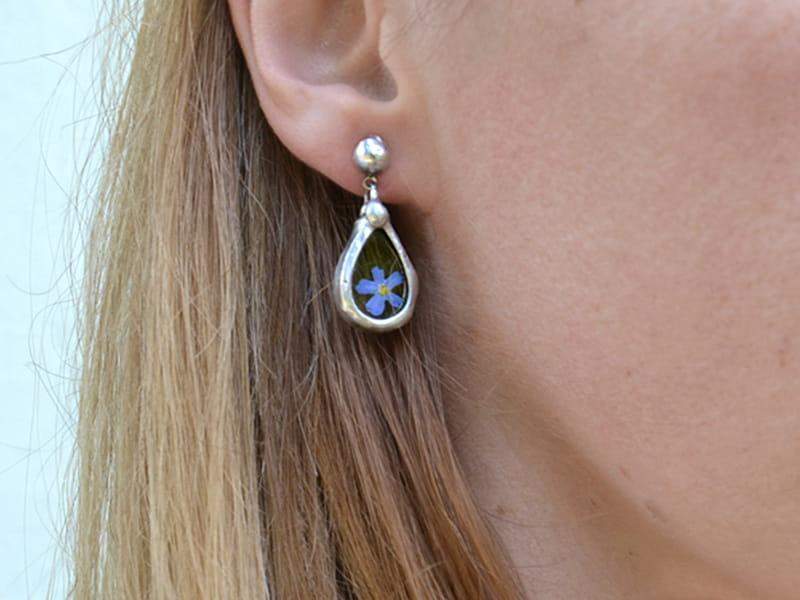 Niewielkie kolczyki łezki z niezapominajkami (w kolorze srebrnym)