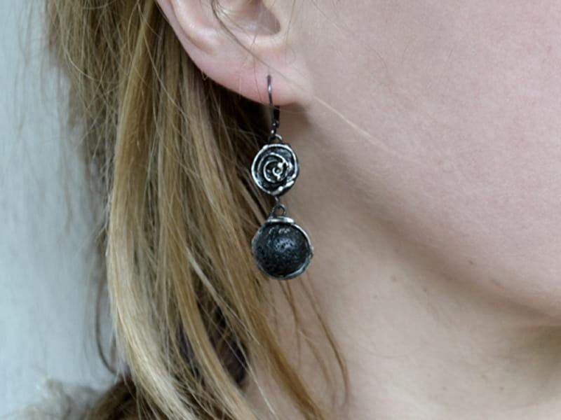 Niewielkie kolczyki z lawą wulkaniczną (w kolorze ciemnego srebra)