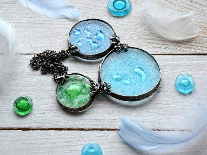 Niezwykły naszyjnik ze szkłem w trzech kolorach pełnych bąbelków (oprawa w kolorze ciemnego srebra)