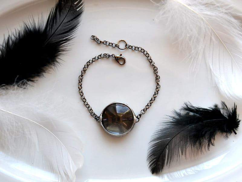 Nostalgiczna bransoletka z czarnym piórkiem (oprawa w kolorze ciemnego srebra)