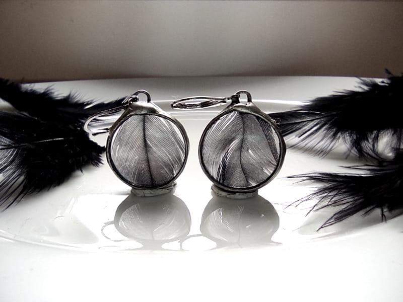 Nostalgiczne kolczyki z czarnymi piórkami (oprawa w kolorze ciemnego srebra)