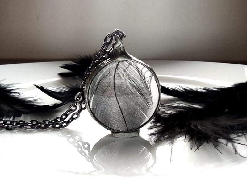 Nostalgiczny naszyjnik z czarnym piórkiem (oprawa w kolorze ciemnego srebra)