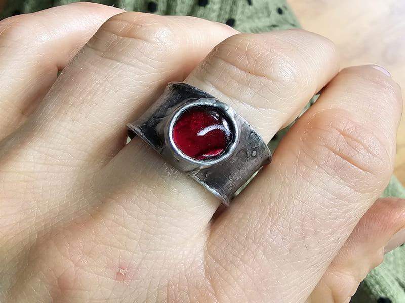 Obrączka z bordowym oczkiem