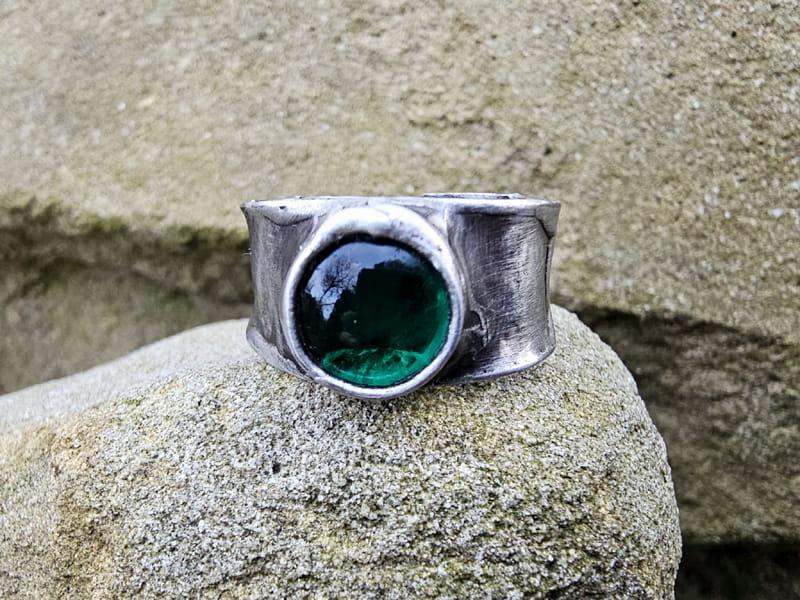 Obrączka z ciemnozielonym oczkiem