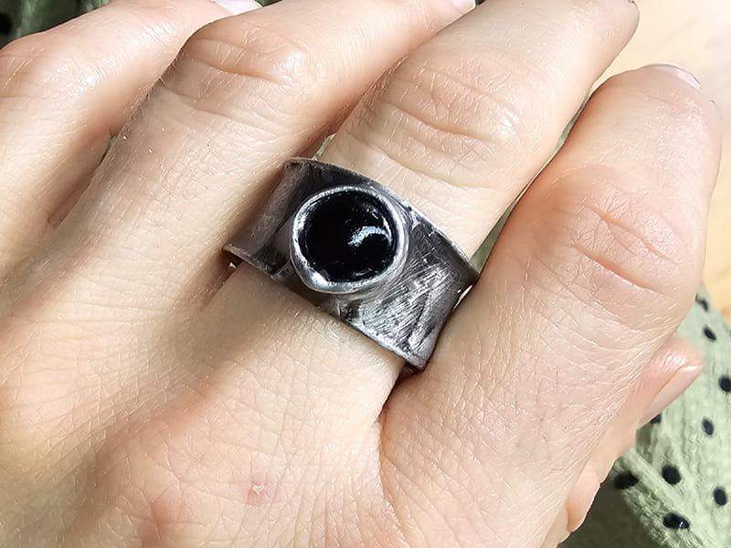 Obrączka z czarnym oczkiem