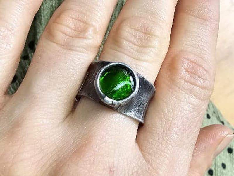 Obrączka z zielonym oczkiem