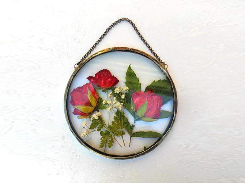 Obraz z suszonymi roślinami:  róże i gipsówka