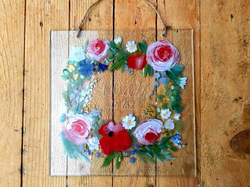 Obrazek z namalowanymi kwiatami i grawerem z okazji rocznicy ślubu