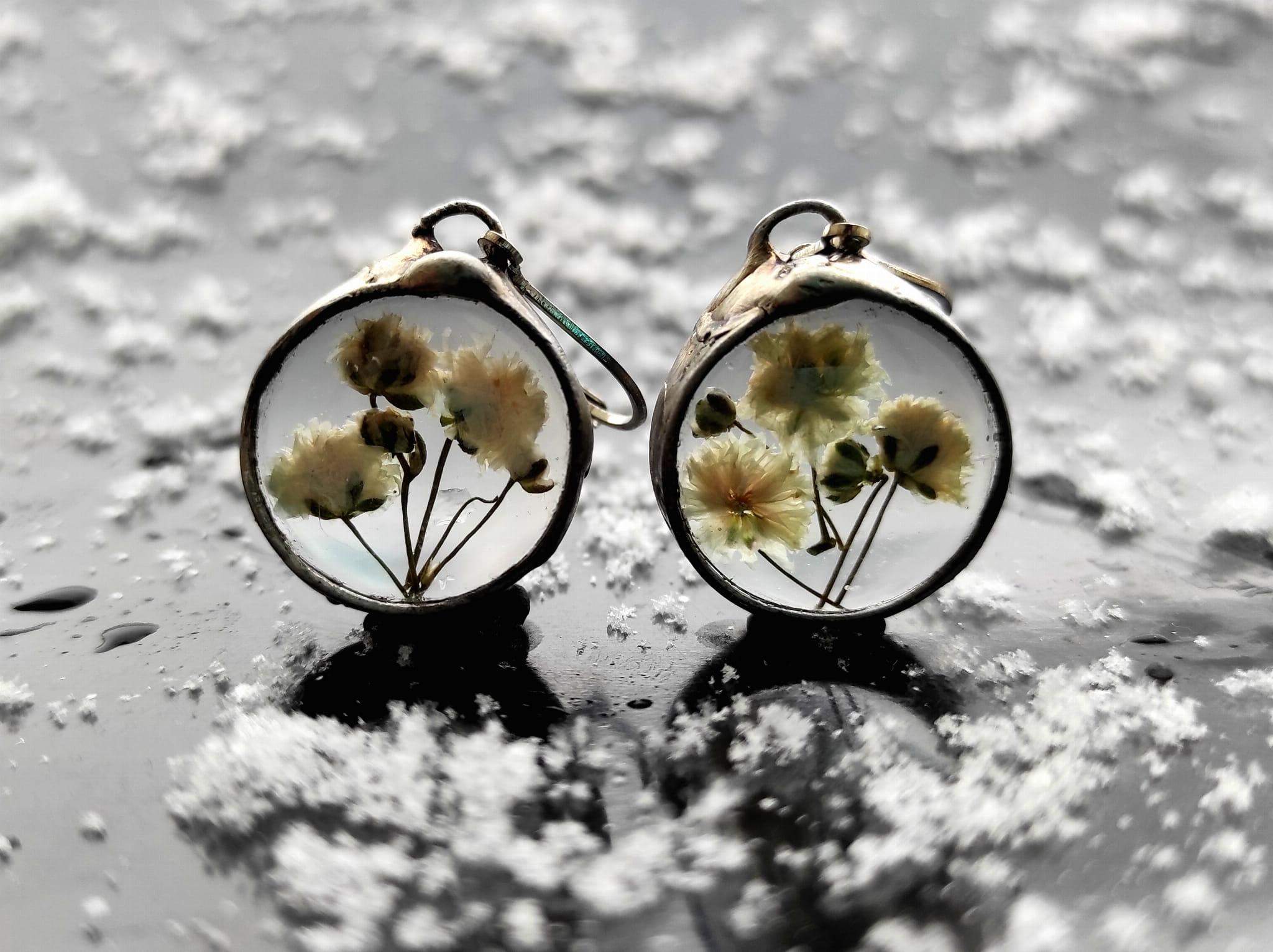 Okrągłe kolczyki z białymi kwiatami (oprawa w kolorze ciemnego srebra)