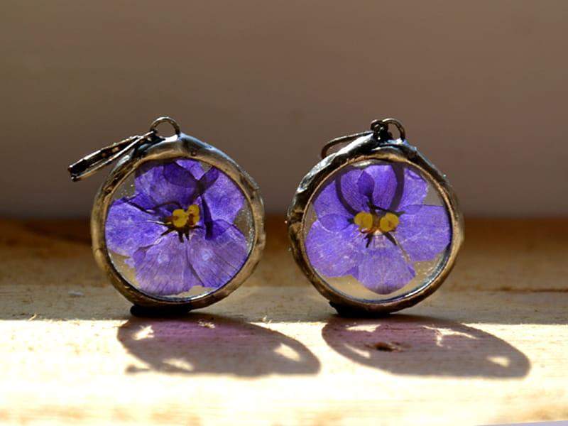 Okrągłe kolczyki z fiołkami (w kolorze ciemnego srebra)