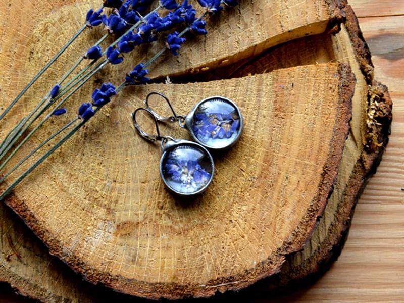 Okrągłe kolczyki z lawendą (w kolorze srebrnym)