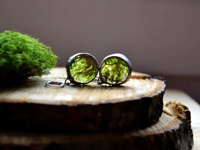 Okrągłe kolczyki z mchem (w kolorze srebrnym)