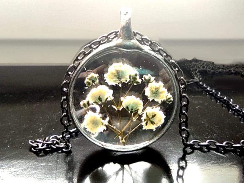 Okrągły naszyjnik z białymi kwiatami (oprawa w kolorze ciemnego srebra)