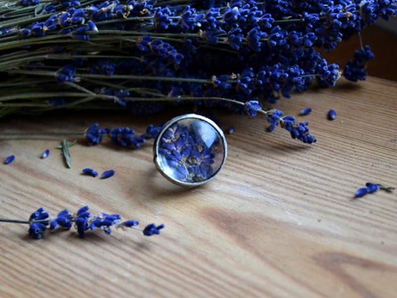 Okrągły pierścionek z lawendą (w kolorze ciemnego srebra)