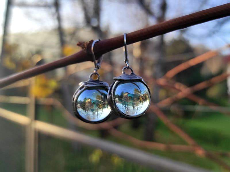 Opalizujące kolczyki kulki (w kolorze ciemnego srebra)