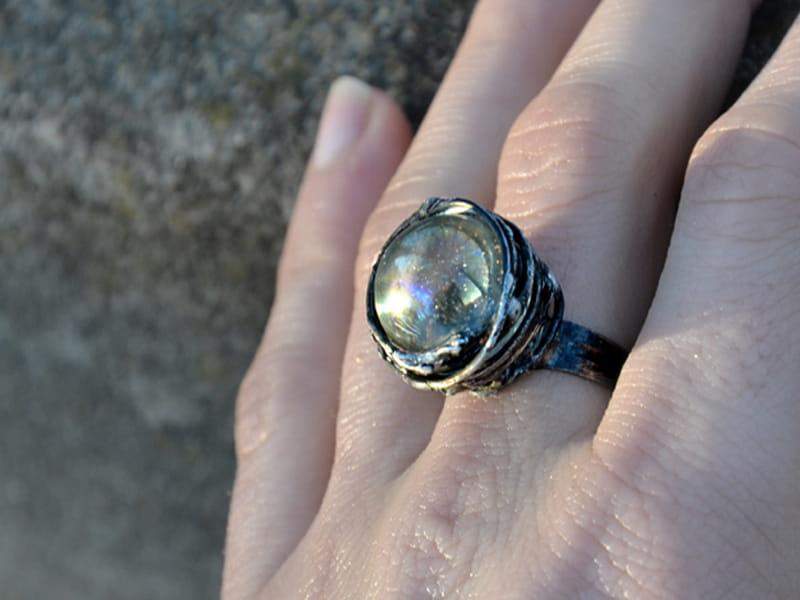 Opalizujący pierścionek ze szklaną kulką (oprawa w kolorze ciemnego srebra)