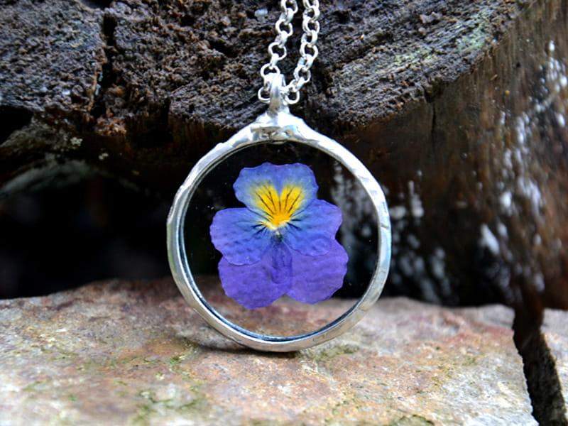 Optymistyczny naszyjnik z bratkiem (oprawa w kolorze srebrnym)