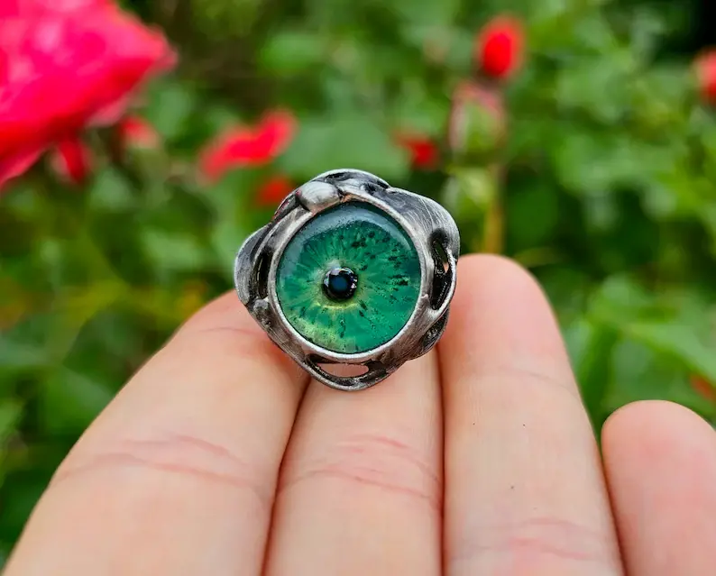 Organiczny pierścionek z zielonym oczkiem