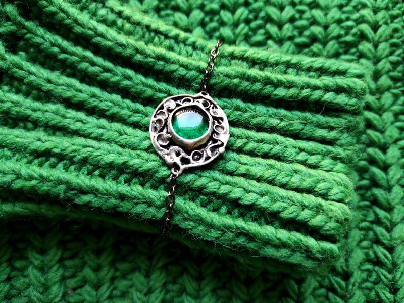 Orientalna bransoletka z butelkową zielenią (w kolorze ciemnego srebra)