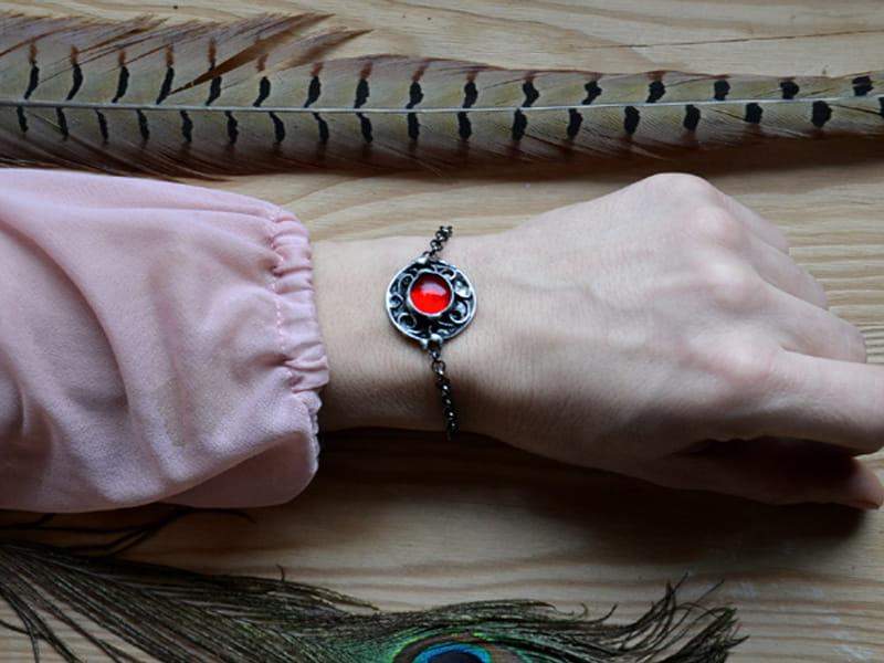 Orientalna bransoletka z energetyczną czerwienią (oprawa w kolorze ciemnego srebra)