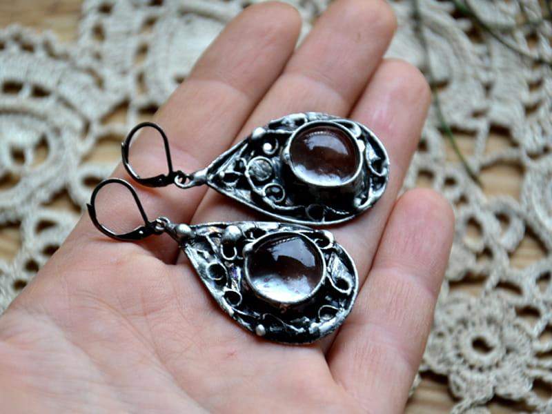 Orientalne kolczyki z bezbarwnym szkłem (w kolorze ciemnego srebra)