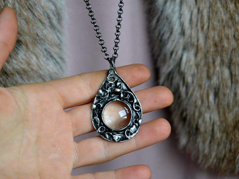 Orientalny naszyjnik z bezbarwnym szkłem (w kolorze ciemnego srebra)