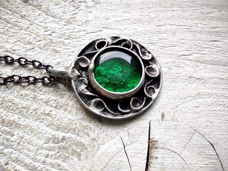 Orientalny naszyjnik z butelkową zielenią (w kolorze ciemnego srebra)