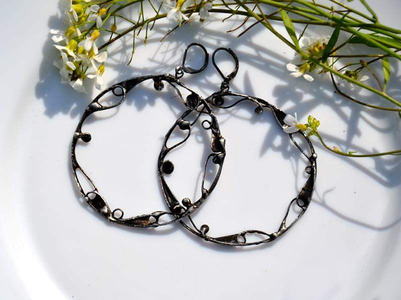 Ornamentalne kolczyki duże koła (oprawa w kolorze ciemnego srebra)