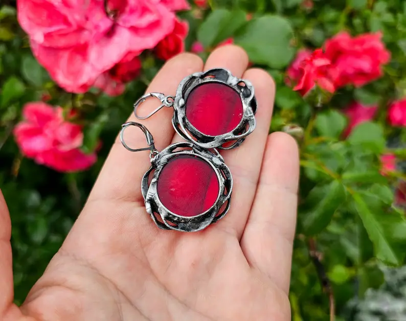 Ornamentalne kolczyki z czerwonym szkłem (z biglami  ze stali chirurgicznej)