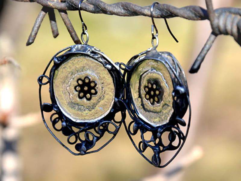 Ornamentalne kolczyki z rozetkami (oprawa w kolorze ciemnego srebra)