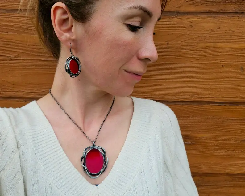 Ornamentalne, owalne kolczyki z czerwonym szkłem (z biglami  ze stali chirurgicznej)