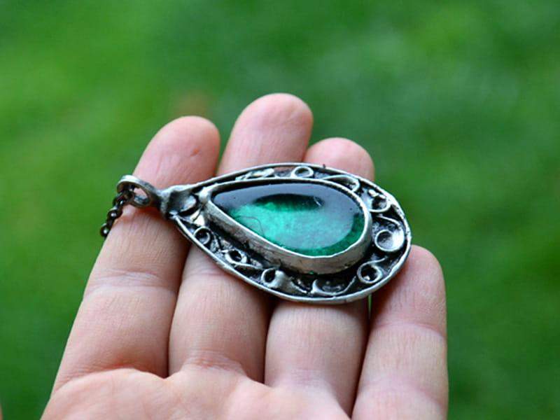 Ornamentalny naszyjnik kropla z butelkową zielenią (w kolorze ciemnego srebra)