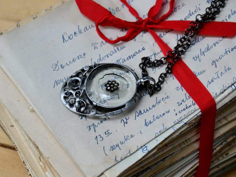 Ornamentalny naszyjnik z rozetką (oprawa w kolorze ciemnego srebra)