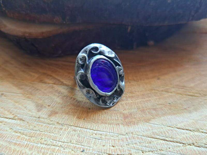 Ornamentalny pierścionek z szafirową kroplą (w kolorze ciemnego srebra)