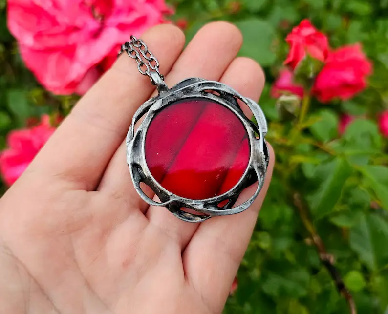 Ornamentalny wisior z czerwonym szklanym  oczkiem (oprawa w kolorze ciemnego srebra)