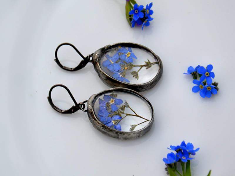 Owalne kolczyki z niezapominajkami (w kolorze ciemnego srebra)