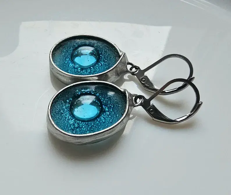 Owalne kolczyki z turkusowymi szkiełkami (oprawa w kolorze srebrnym z biglami  ze stali chirurgicznej)