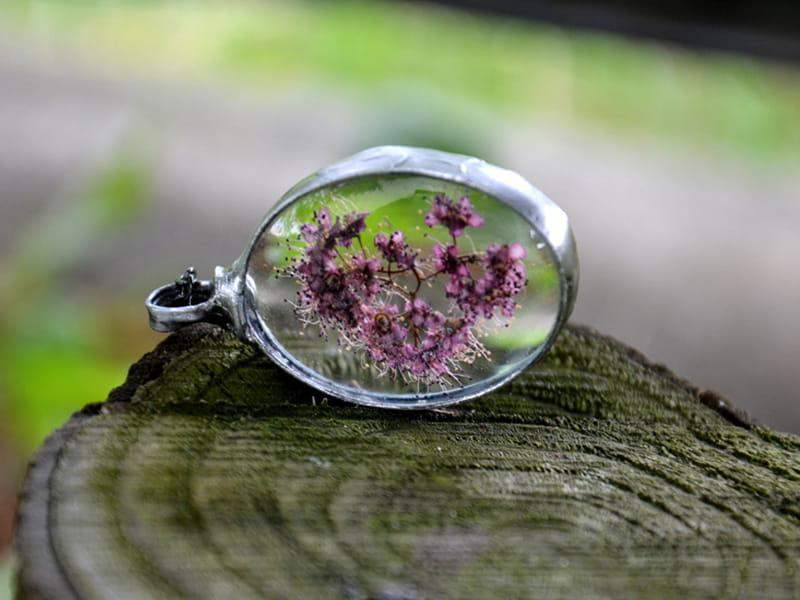 Owalny naszyjnik  z drobnymi fioletowymi kwiatuszkami (w kolorze ciemnego srebra)