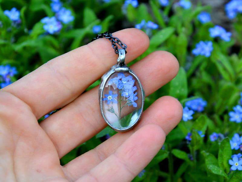 Owalny naszyjnik z niezapominajkami (w kolorze ciemnego srebra)