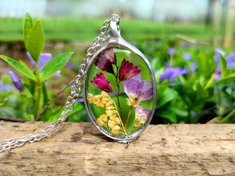 Owalny naszyjnik z polnymi kwiatami (w kolorze srebrnym)