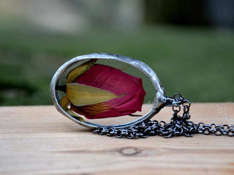 Owalny naszyjnik z różą (w kolorze ciemnego srebra)