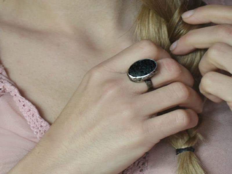 Owalny pierścionek z lawą wulkaniczną (w kolorze ciemnego srebra)
