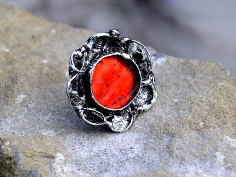 Ozdobny pierścionek w ognistej czerwieni (oprawa w kolorze ciemnego srebra)